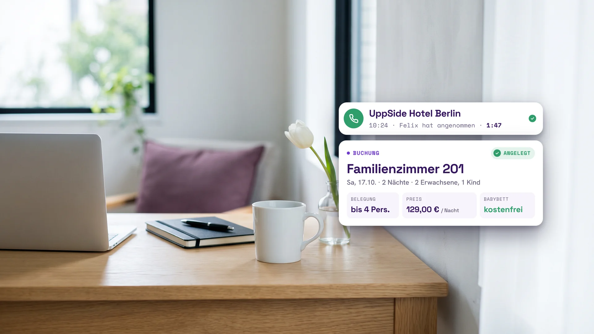 Schreibtisch mit Laptop und Notizbuch im Tageslicht, daneben die HostUpp-Oberfläche: Felix nimmt einen Anruf an und legt eine Direktbuchung für ein Familienzimmer an.