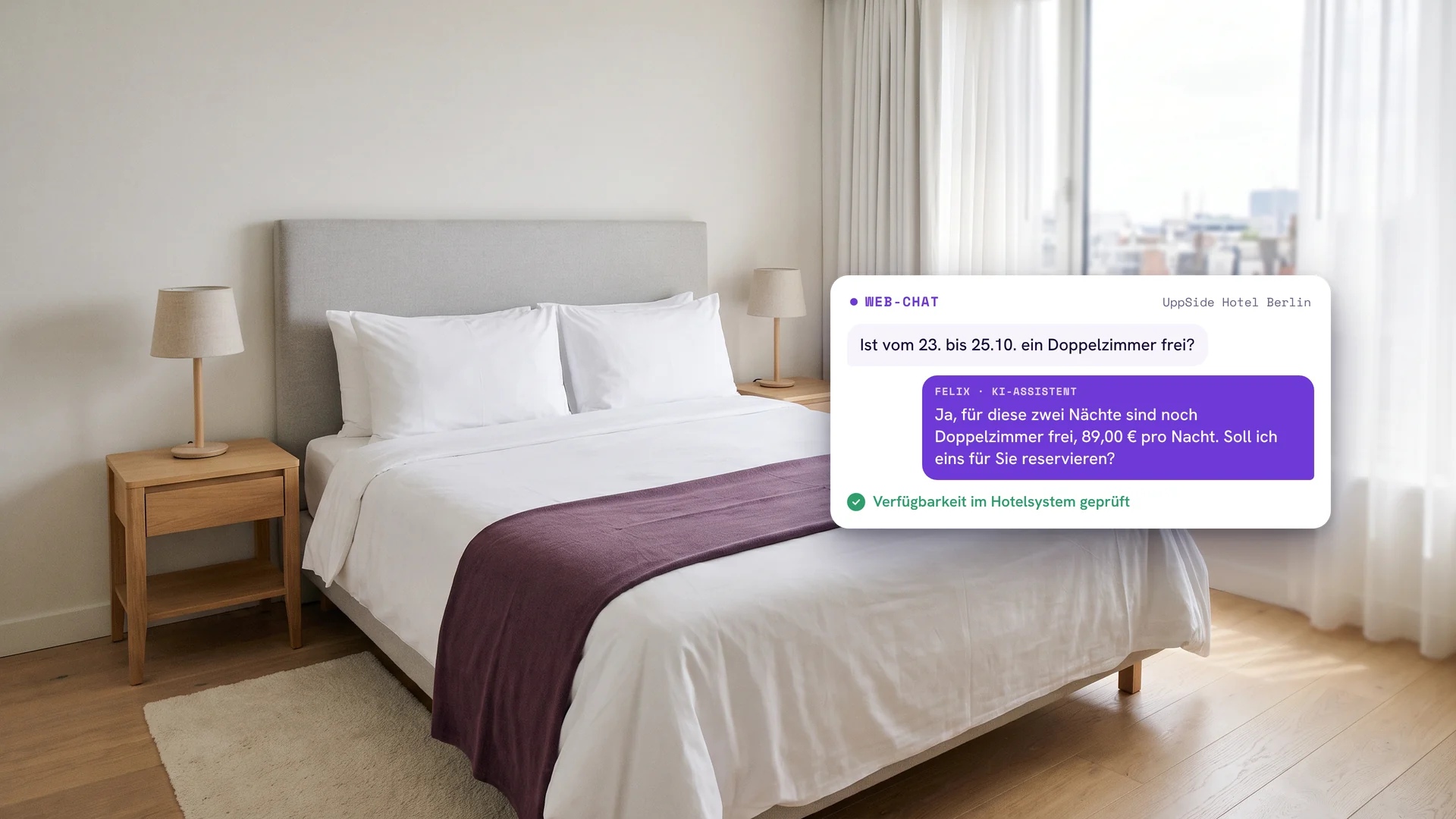 Helles Hotelzimmer mit Doppelbett, daneben die HostUpp-Oberfläche: Felix beantwortet im Web-Chat eine Zimmeranfrage, nachdem er die Verfügbarkeit im Hotelsystem geprüft hat.