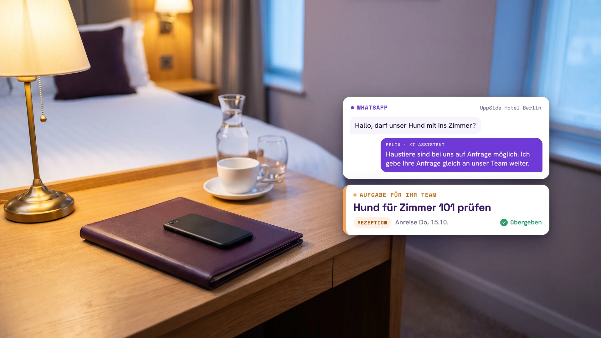 Schreibtisch im Hotelzimmer am Abend mit geschlossener Gästemappe aus Leder und Lampe, daneben eine WhatsApp-Frage nach dem Hund und Felix' Antwort, dazu die Aufgabe für das Team: Hund für Zimmer 101 prüfen, Anreise Donnerstag, 15.10.