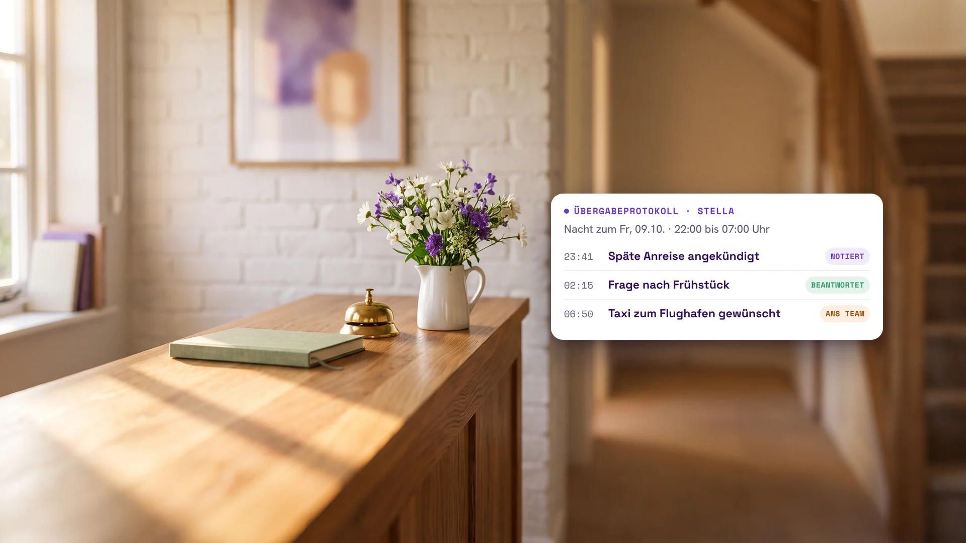 Kleine Hotelrezeption mit Klingel und Blumen im Morgenlicht, daneben die HostUpp-Oberfläche: Stellas Übergabeprotokoll einer Nacht mit drei Gästeanliegen.
