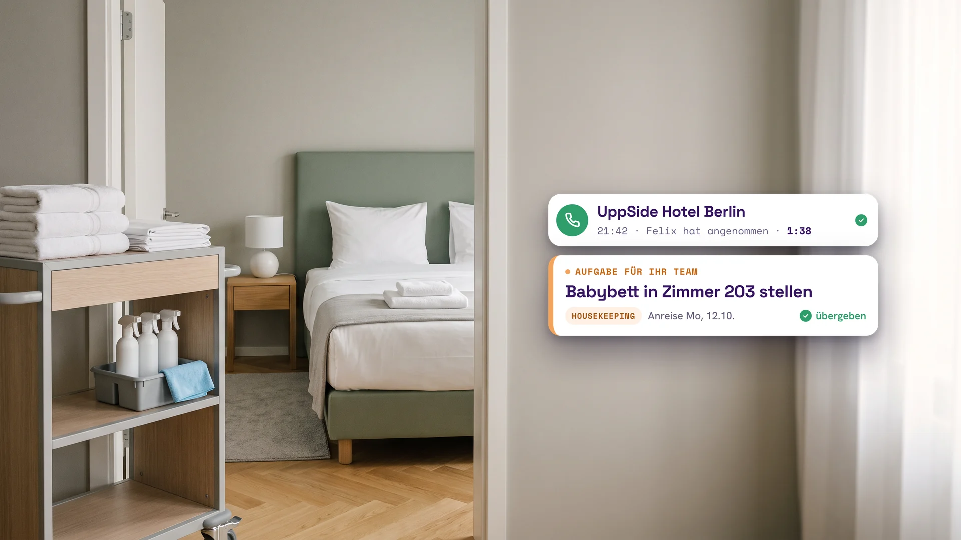 Frisch gemachtes Hotelzimmer mit Housekeeping-Wagen und gefalteten Handtüchern, daneben ein Anruf bei Felix um 21:42 Uhr und die Aufgabe für das Housekeeping: Babybett in Familienzimmer 203 stellen, Anreise Montag, 12.10.