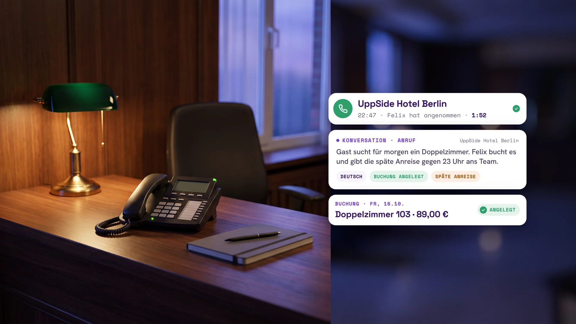 Leere Hotelrezeption am späten Abend mit Tischtelefon und Lampe, daneben ein angenommener Anruf bei Felix um 22:47 Uhr und die angelegte Buchung für Freitag, 16.10.: Doppelzimmer 103 für 89 € pro Nacht.