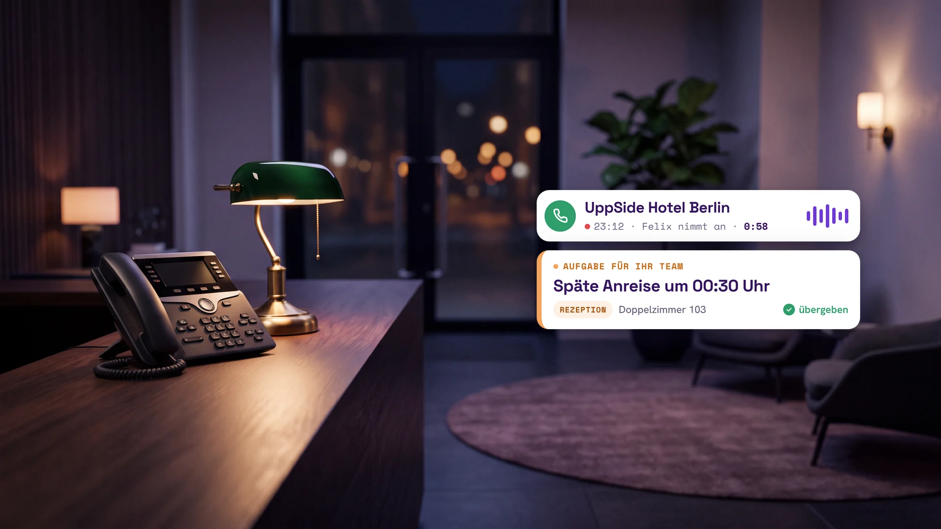 Hotellobby bei Nacht mit Tischtelefon und Bankerlampe, daneben die HostUpp-Oberfläche: Felix nimmt um 23:12 Uhr einen Anruf an und gibt eine späte Anreise als Aufgabe an die Rezeption weiter.