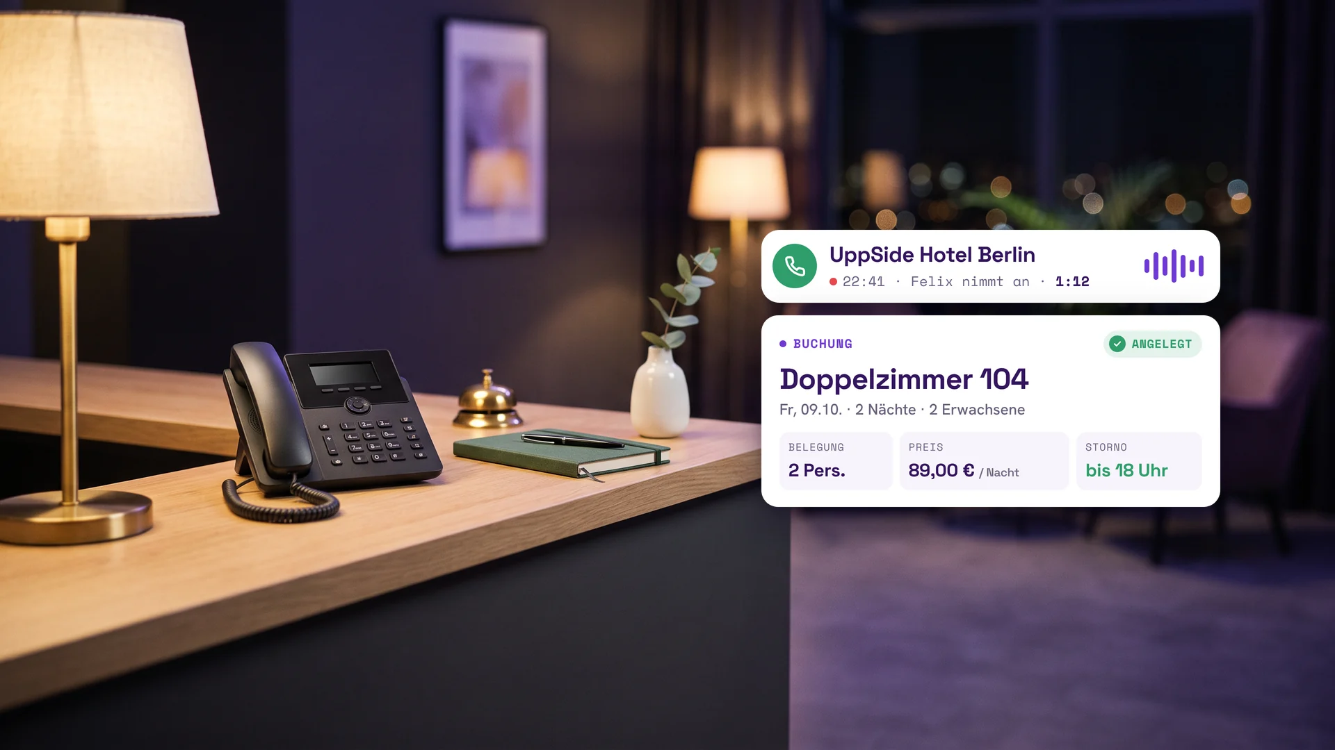 Hotelrezeption am Abend mit Tischtelefon, daneben die HostUpp-Oberfläche: Felix nimmt um 22:41 Uhr einen Anruf an und legt eine Buchung für ein Doppelzimmer an.
