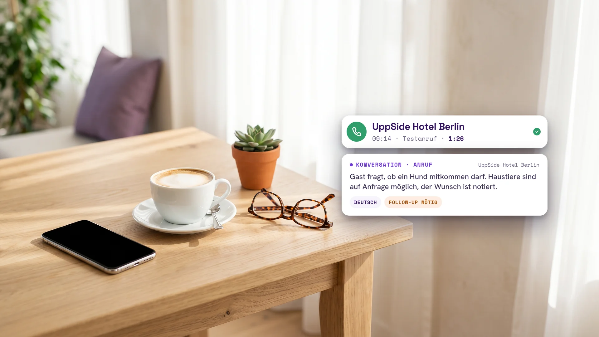 Heller Schreibtisch mit Kaffee, Smartphone und Brille, daneben die HostUpp-Oberfläche: Zusammenfassung eines Testanrufs, in dem ein Gast fragt, ob sein Hund mitkommen darf.