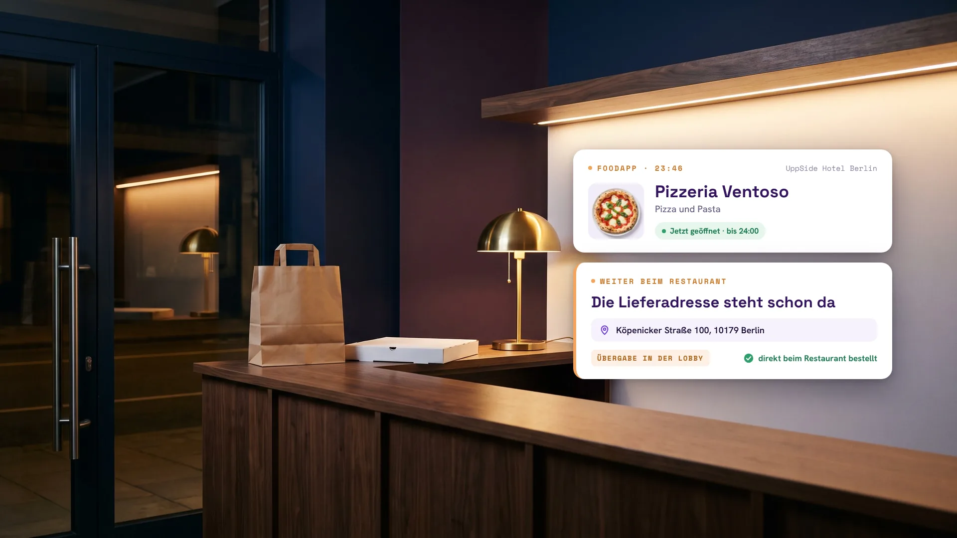 Hotellobby am späten Abend mit Lieferbeutel und Pizzakarton auf dem Empfangstresen, daneben die FoodApp des UppSide Hotel Berlin um 23:46 Uhr: Pizzeria Ventoso hat bis 24:00 Uhr geöffnet, die Lieferadresse steht schon da, Übergabe in der Lobby, bestellt wird direkt beim Restaurant.