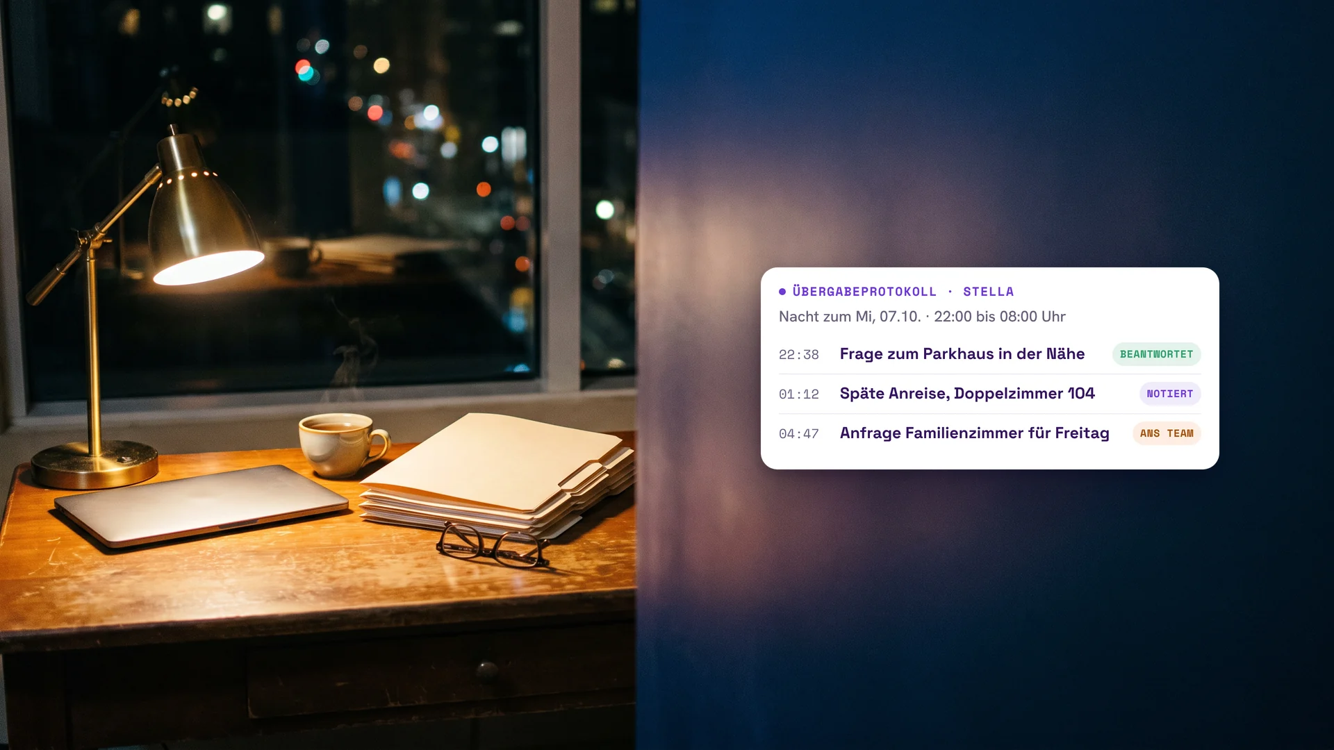 Schreibtisch am Fenster bei Nacht mit Lampe, Kaffee und Akten, daneben Stellas Übergabeprotokoll für die Nacht zum 07.10. von 22 bis 8 Uhr: Frage zum Parkhaus beantwortet, späte Anreise für Doppelzimmer 104 notiert, Anfrage nach einem Familienzimmer ans Team.
