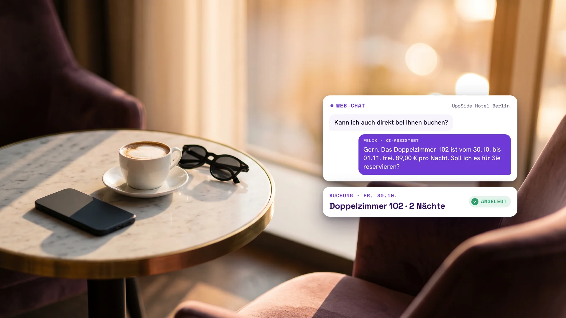 Tisch mit Cappuccino und Smartphone in einer Hotellounge, daneben die HostUpp-Oberfläche: Ein Gast fragt im Web-Chat nach einer Direktbuchung, Felix legt sie an.